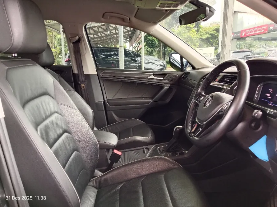 Foto Mobil Bekas Kabin Depan Volkswagen Tiguan 1.4 TSI Allspace tahun 2020