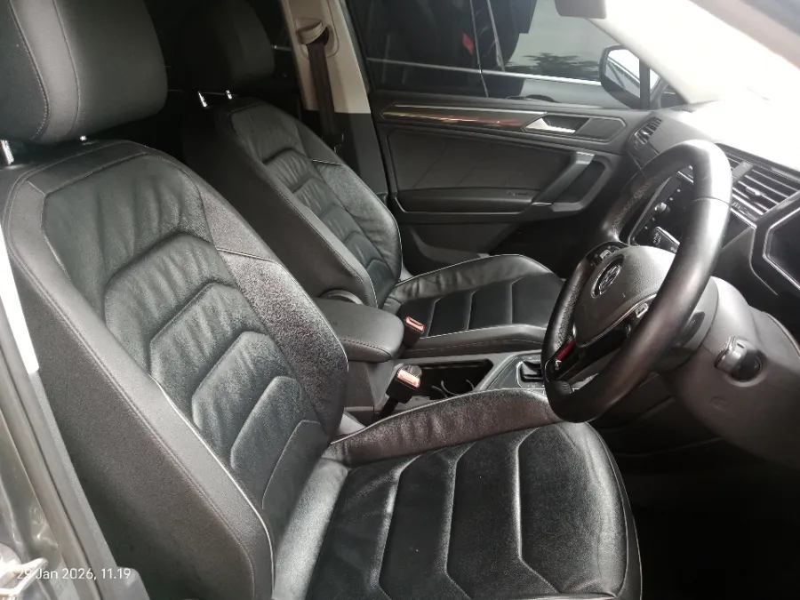 Foto Mobil Bekas Kabin Depan Volkswagen Tiguan 1.4 TSI Allspace tahun 2020