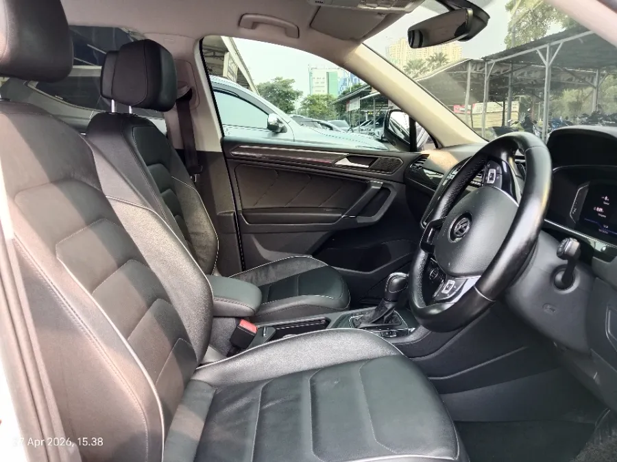 Foto Mobil Bekas Kabin Depan Volkswagen Tiguan 1.4 TSI Allspace tahun 2020