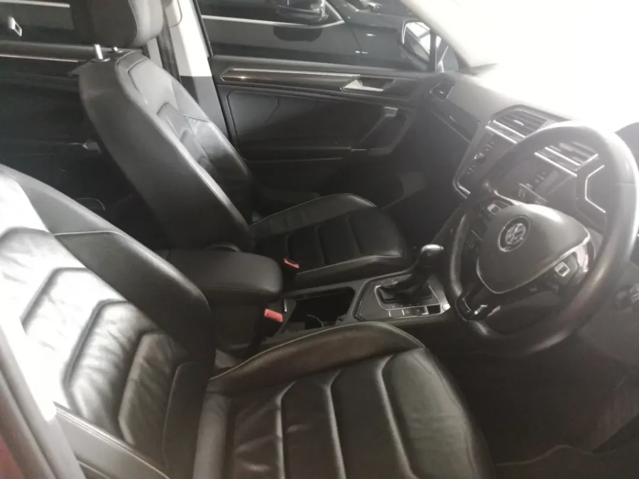 Foto Mobil Bekas Kabin Depan Volkswagen Tiguan 1.4 TSI Allspace tahun 2020