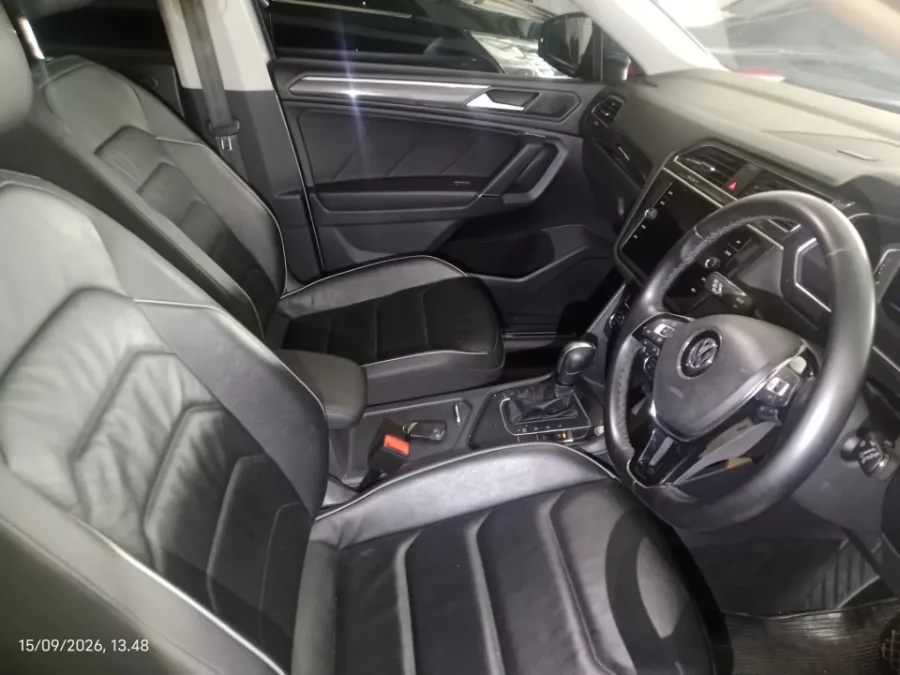 Foto Mobil Bekas Kabin Depan Volkswagen Tiguan 1.4 TSI Allspace tahun 2020
