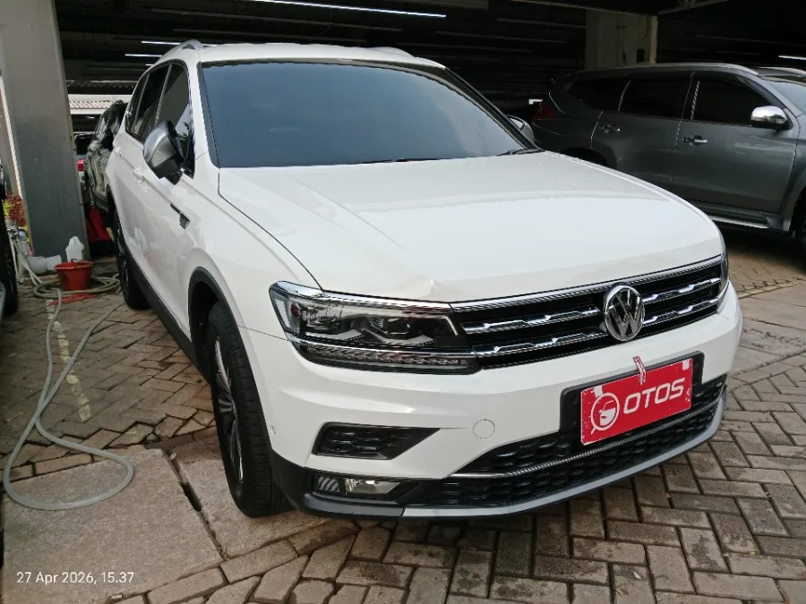 Foto Mobil Bekas Kanan Depan Volkswagen Tiguan 1.4 TSI Allspace tahun 2020