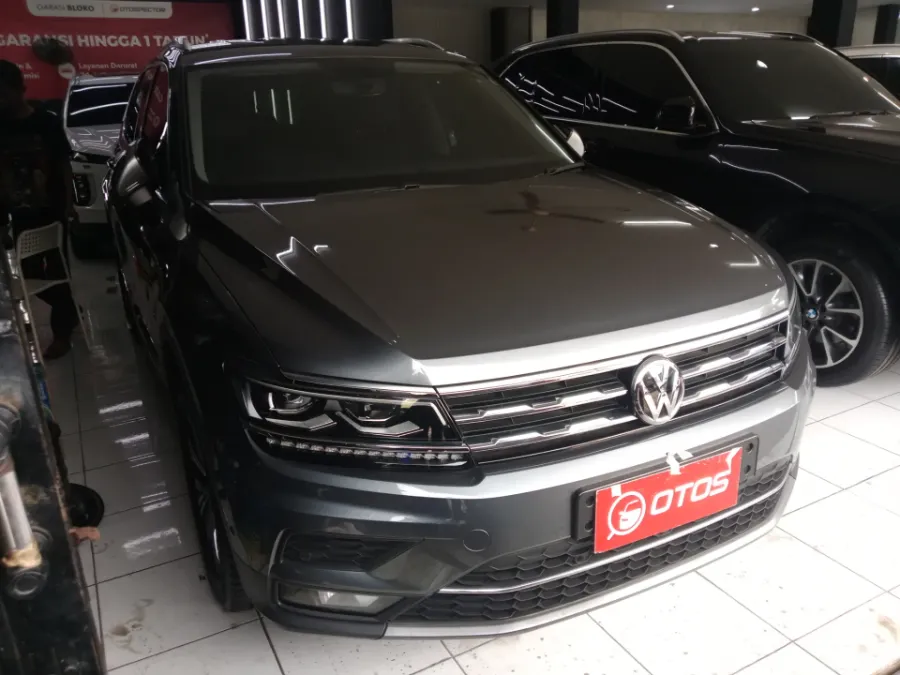 Foto Mobil Bekas Kanan Depan Volkswagen Tiguan 1.4 TSI Allspace tahun 2020