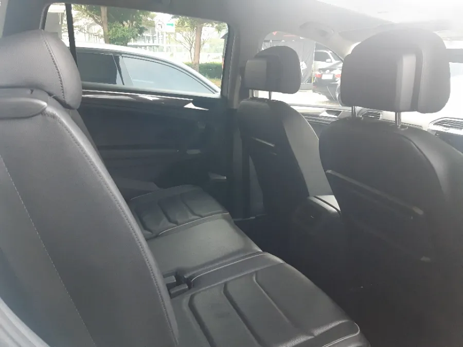 Foto Mobil Bekas Kabin Belakang Volkswagen Tiguan 1.4 TSI Allspace tahun 2021