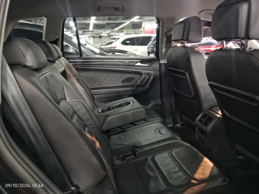 Foto Mobil Bekas Kabin Belakang Volkswagen Tiguan 1.4 TSI Allspace tahun 2021