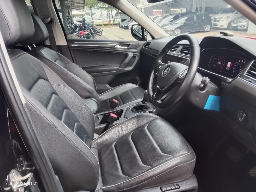 Foto Mobil Bekas Kabin Depan Volkswagen Tiguan 1.4 TSI Allspace tahun 2021