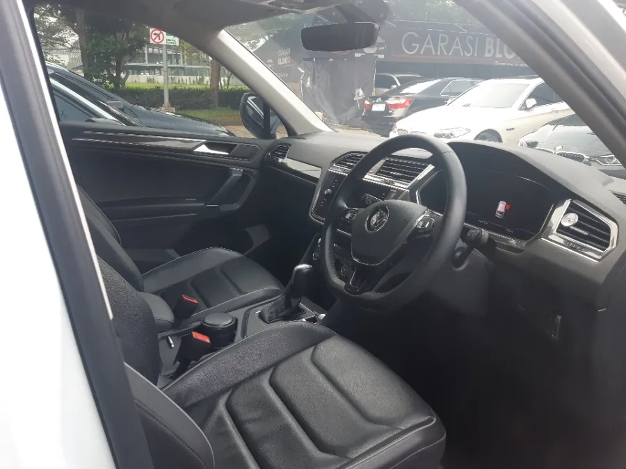 Foto Mobil Bekas Kabin Depan Volkswagen Tiguan 1.4 TSI Allspace tahun 2021