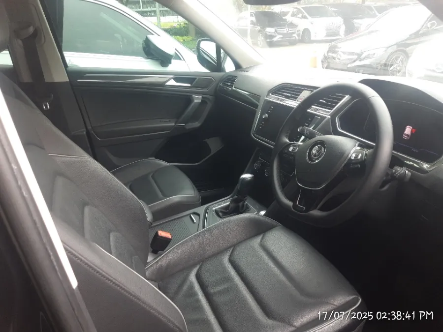 Foto Mobil Bekas Kabin Depan Volkswagen Tiguan 1.4 TSI Allspace tahun 2021