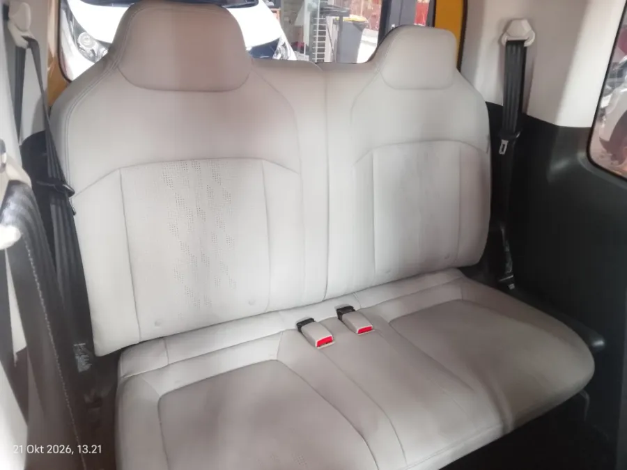 Foto Mobil Bekas Kabin Belakang Wuling Air ev Long Range tahun 2022