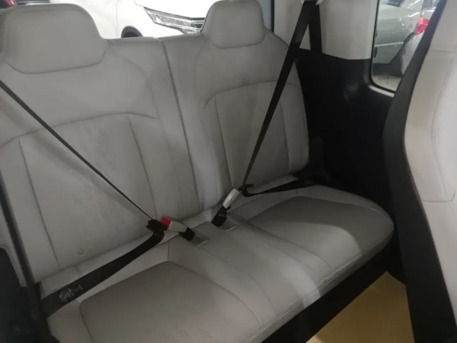 Foto Mobil Bekas Kabin Belakang Wuling Air ev Long Range tahun 2023