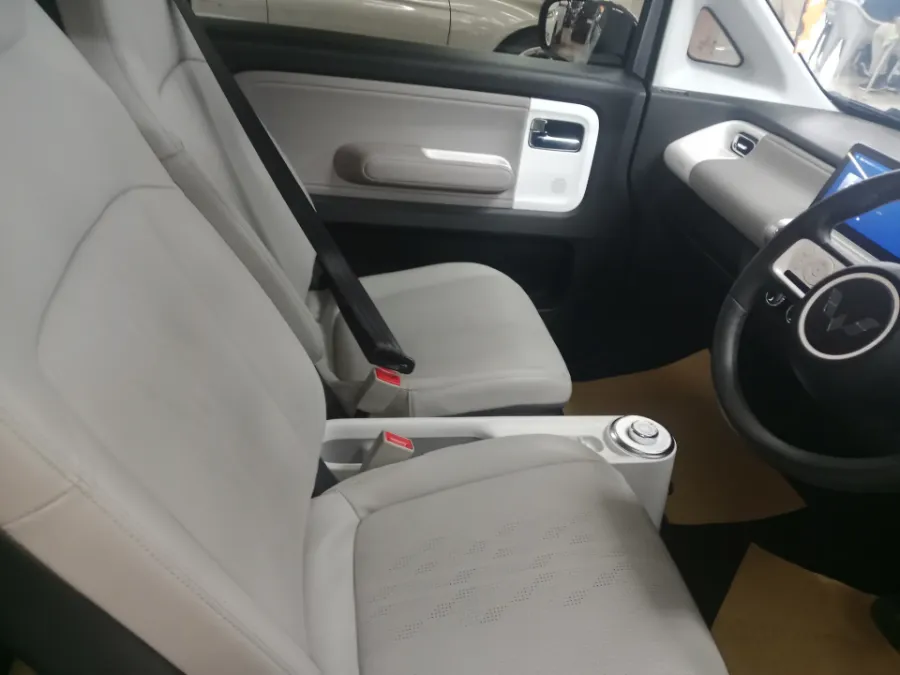 Foto Mobil Bekas Kabin Depan Wuling Air ev Long Range tahun 2023