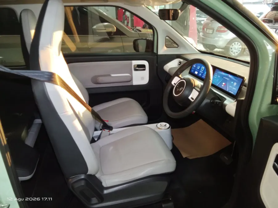 Foto Mobil Bekas Kabin Depan Wuling Air ev Long Range tahun 2023