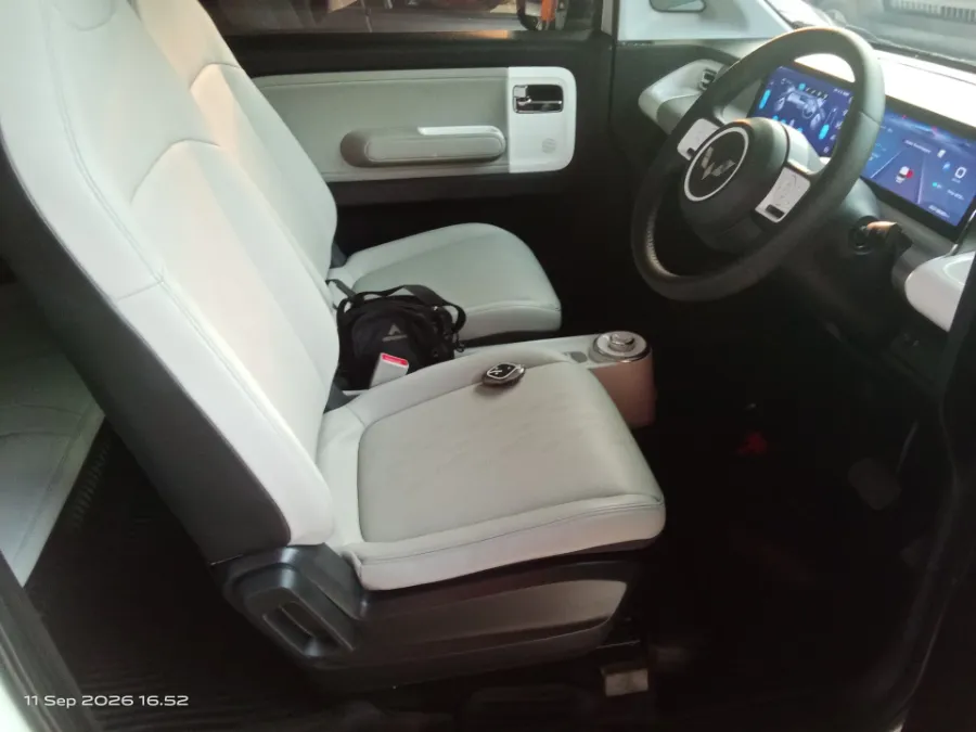 Foto Mobil Bekas Kabin Depan Wuling Air ev Long Range tahun 2023