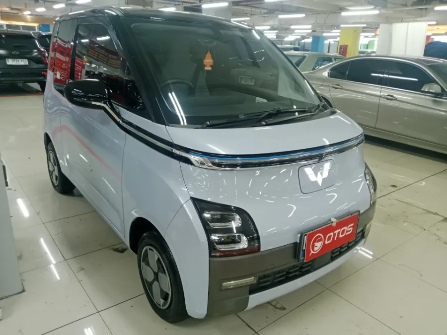 Foto Mobil Bekas Kanan Depan Wuling Air ev Long Range tahun 2023