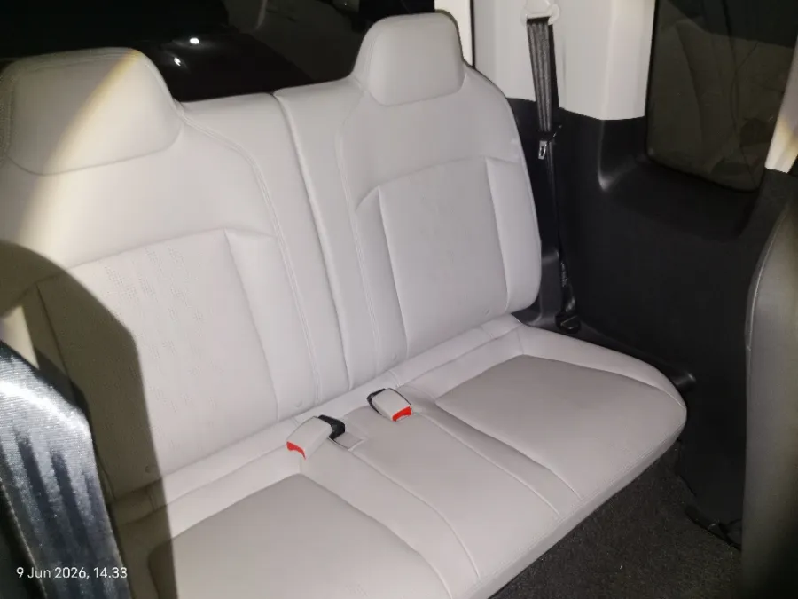 Foto Mobil Bekas Kabin Belakang Wuling Air ev Long Range tahun 2024