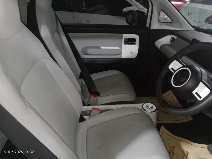 Foto Mobil Bekas Kabin Depan Wuling Air ev Long Range tahun 2024