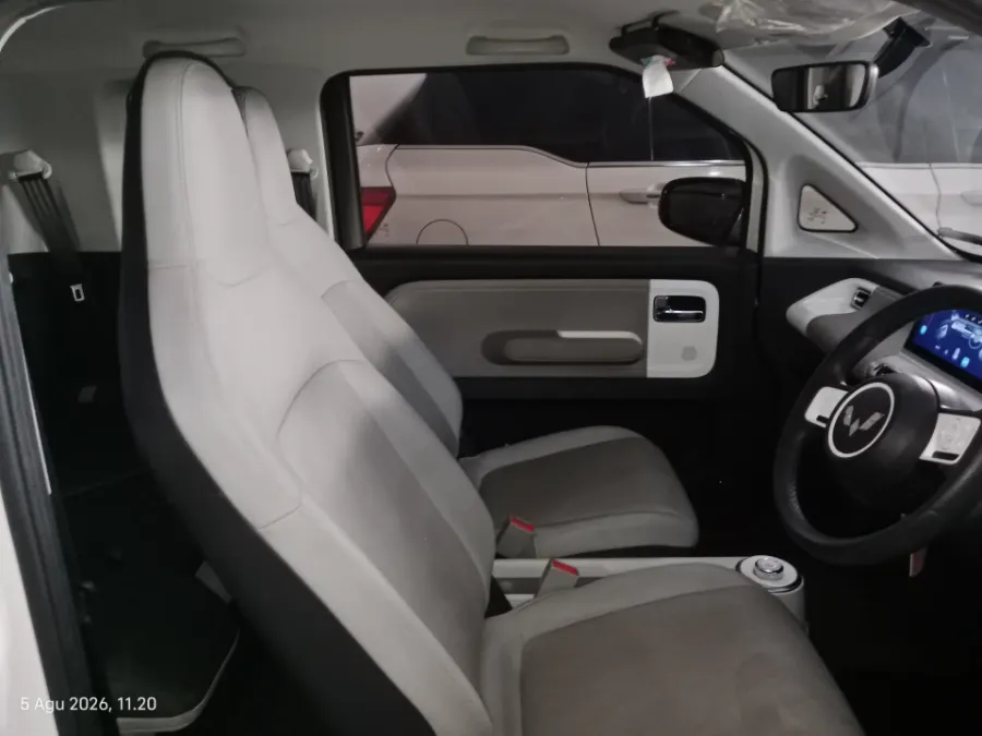 Foto Mobil Bekas Kabin Depan Wuling Air ev Standard Range tahun 2023