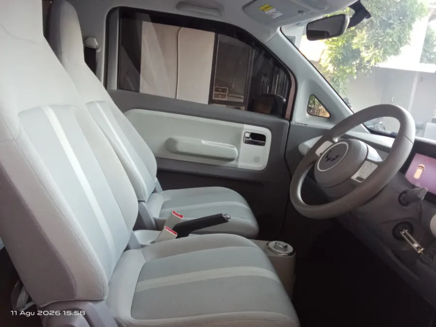 Foto Mobil Bekas Kabin Depan Wuling Air ev Standard Range tahun 2023