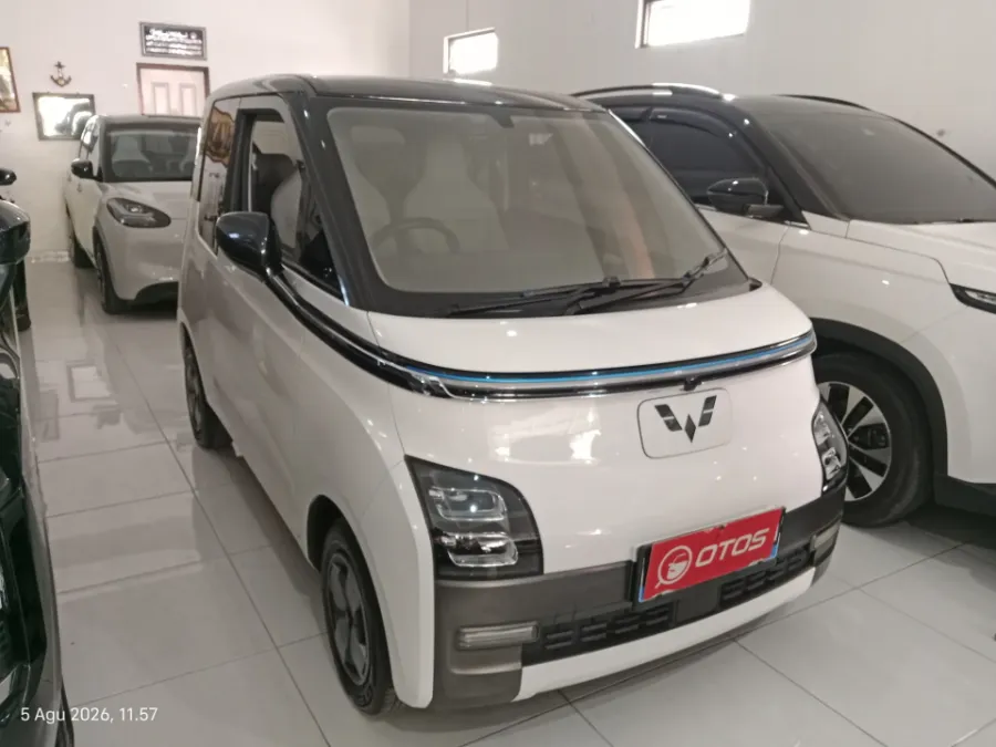 Foto Mobil Bekas Kanan Depan Wuling Air ev Standard Range tahun 2023