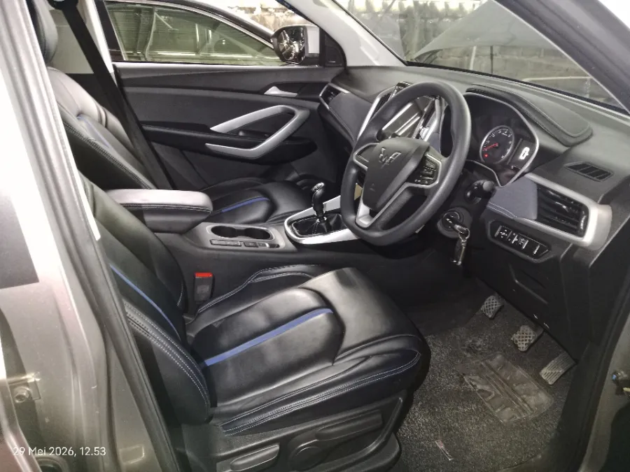 Foto Mobil Bekas Kabin Depan Wuling Almaz 1.5 tahun 2021