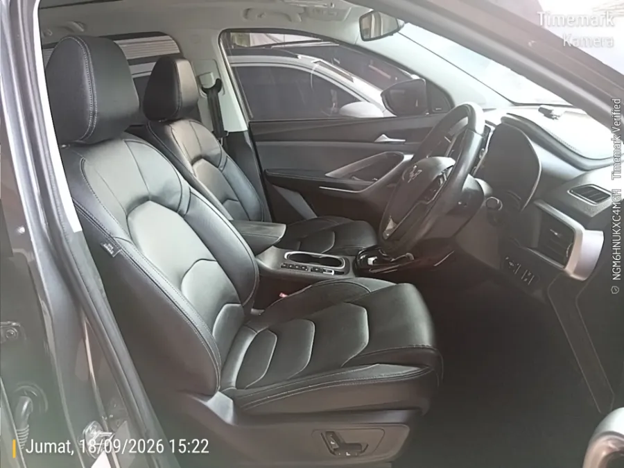 Foto Mobil Bekas Kabin Depan Wuling Almaz 1.5 tahun 2024