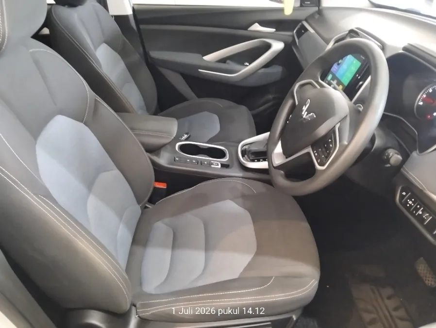 Foto Mobil Bekas Kabin Depan Wuling Almaz 1.5 Exclusive 7-Seater tahun 2021