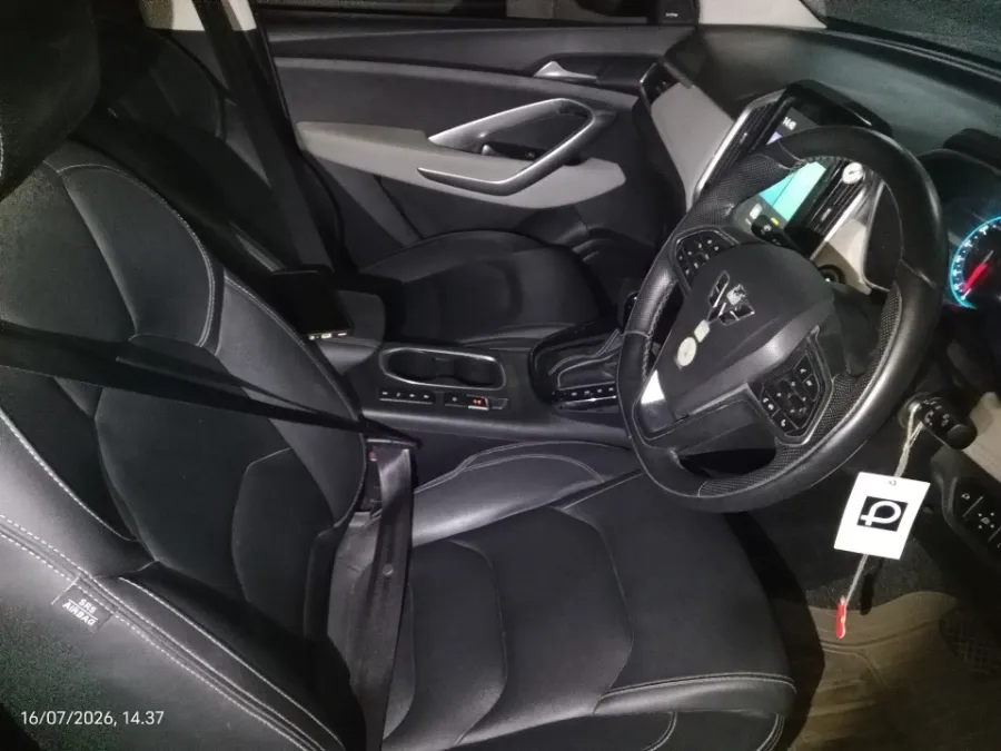 Foto Mobil Bekas Kabin Depan Wuling Almaz 1.5 L T Lux tahun 2019
