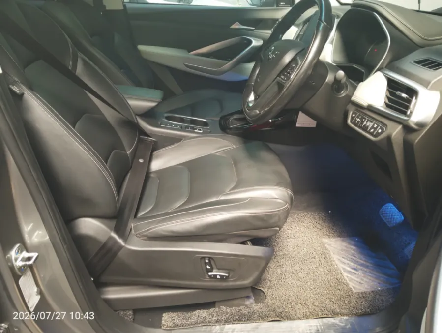 Foto Mobil Bekas Kabin Depan Wuling Almaz 1.5 L T Lux tahun 2019