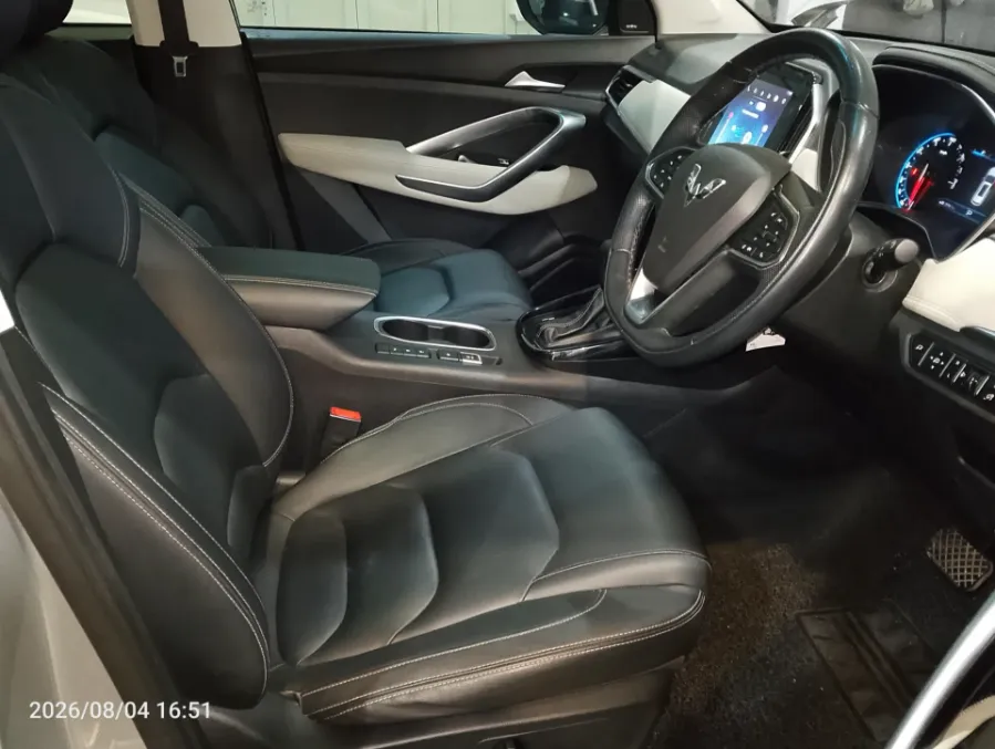 Foto Mobil Bekas Kabin Depan Wuling Almaz 1.5 L T Lux tahun 2019