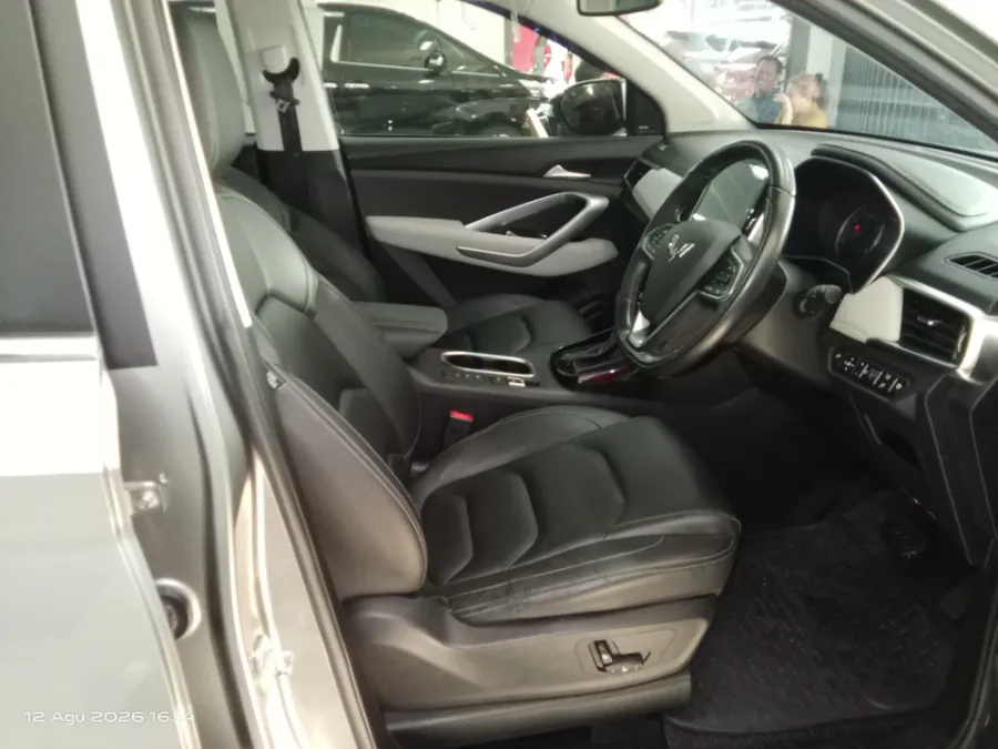 Foto Mobil Bekas Kabin Depan Wuling Almaz 1.5 L T Lux tahun 2019