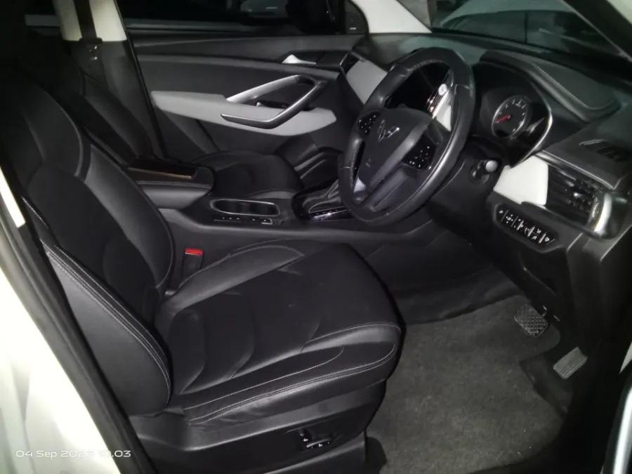 Foto Mobil Bekas Kabin Depan Wuling Almaz 1.5 L T Lux tahun 2019
