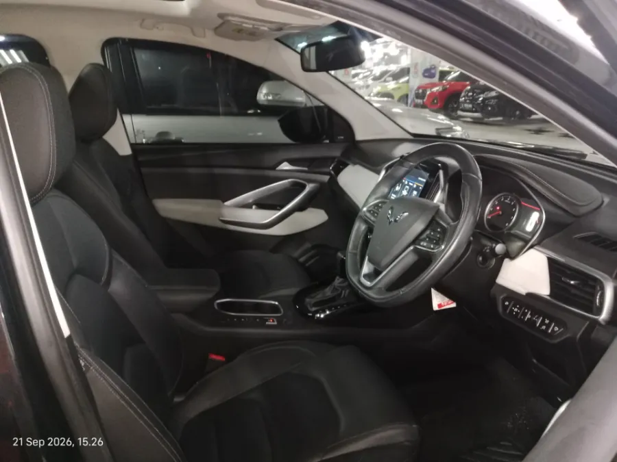 Foto Mobil Bekas Kabin Depan Wuling Almaz 1.5 L T Lux tahun 2019