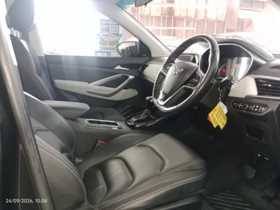 Foto Mobil Bekas Kabin Depan Wuling Almaz 1.5 L T Lux tahun 2019