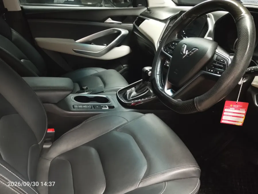 Foto Mobil Bekas Kabin Depan Wuling Almaz 1.5 L T Lux tahun 2019