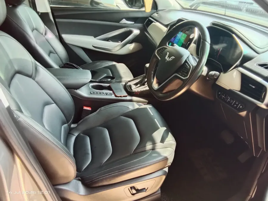Foto Mobil Bekas Kabin Depan Wuling Almaz 1.5 L T Lux tahun 2020