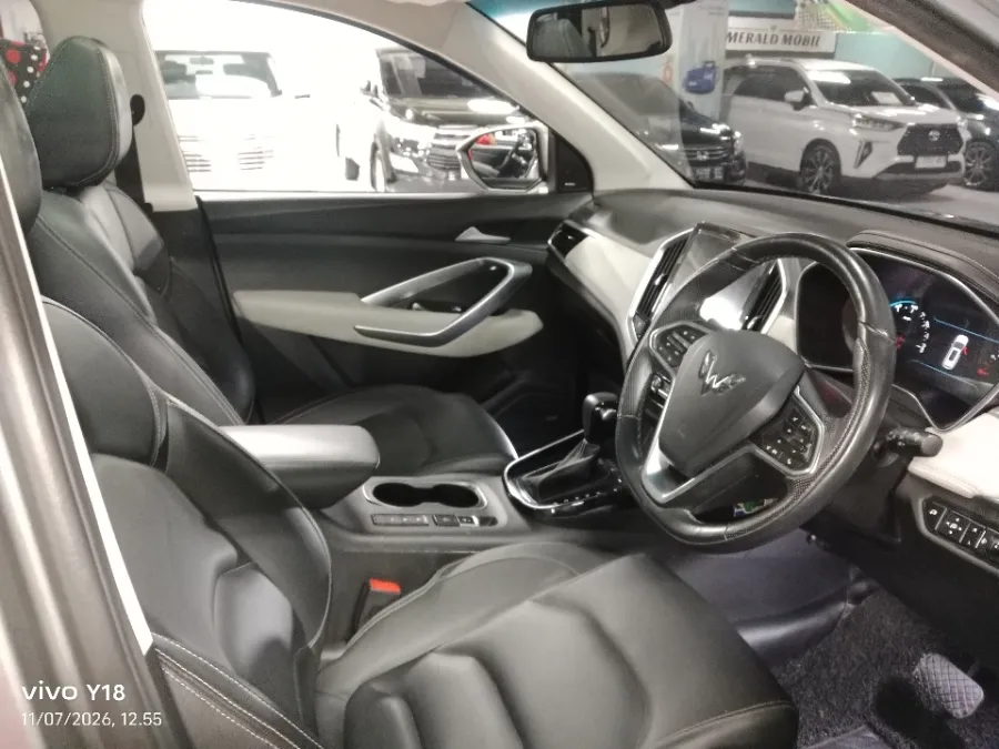 Foto Mobil Bekas Kabin Depan Wuling Almaz 1.5 L T Lux tahun 2020