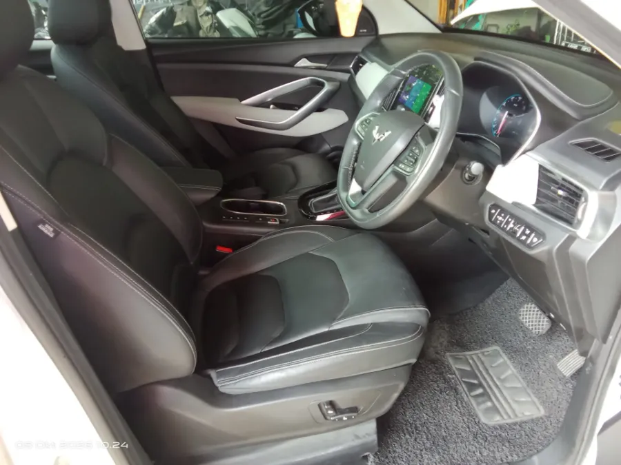 Foto Mobil Bekas Kabin Depan Wuling Almaz 1.5 L T Lux tahun 2020