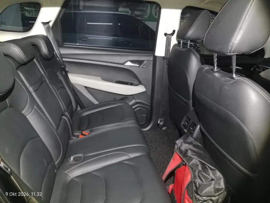 Foto Mobil Bekas Kabin Belakang Wuling Almaz 1.5 L T Lux tahun 2021