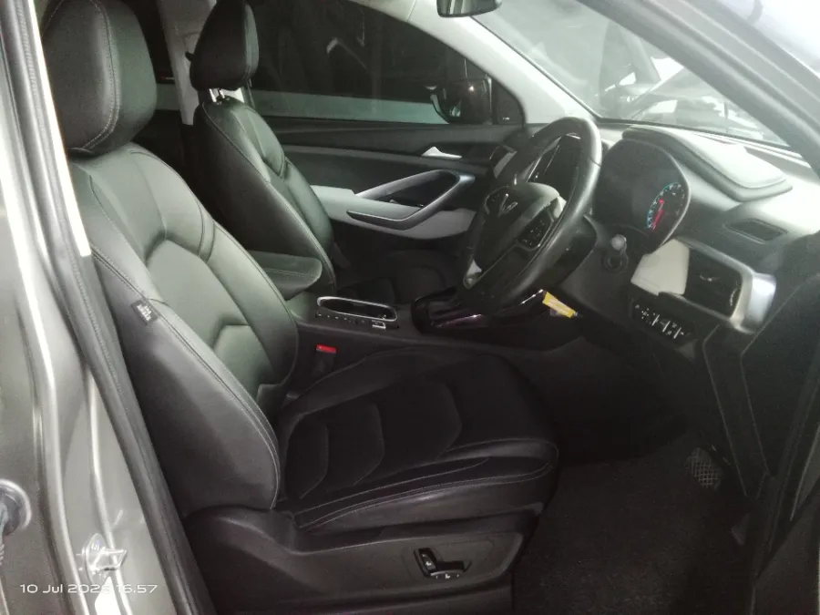 Foto Mobil Bekas Kabin Depan Wuling Almaz 1.5 L T Lux tahun 2021
