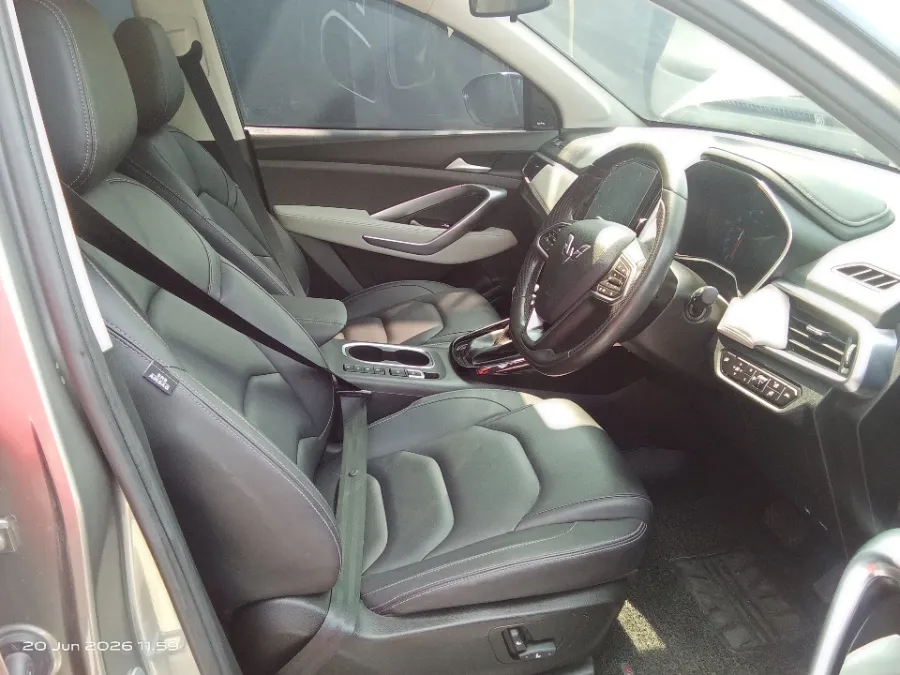 Foto Mobil Bekas Kabin Depan Wuling Almaz 1.5 L T Lux tahun 2021