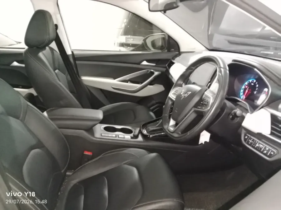 Foto Mobil Bekas Kabin Depan Wuling Almaz 1.5 L T Lux tahun 2021