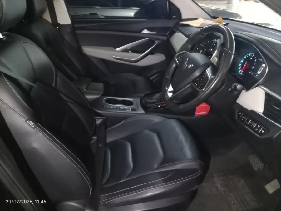 Foto Mobil Bekas Kabin Depan Wuling Almaz 1.5 L T Lux tahun 2021