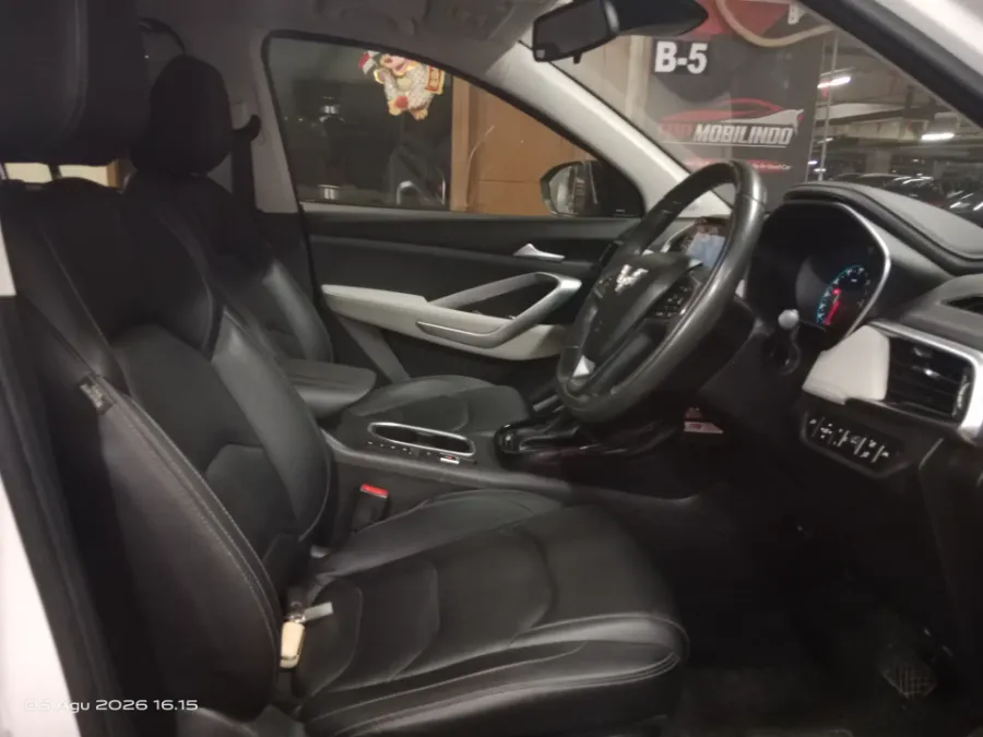 Foto Mobil Bekas Kabin Depan Wuling Almaz 1.5 L T Lux tahun 2021