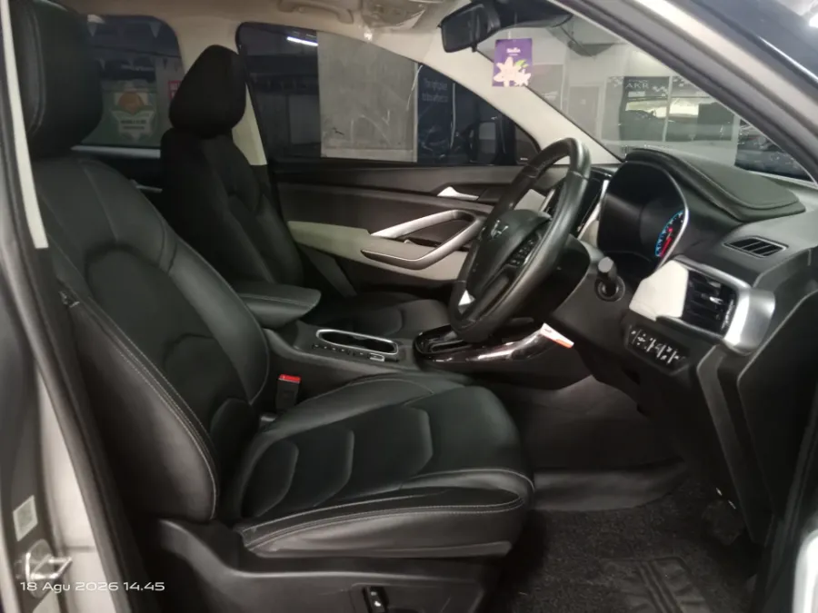 Foto Mobil Bekas Kabin Depan Wuling Almaz 1.5 L T Lux tahun 2021