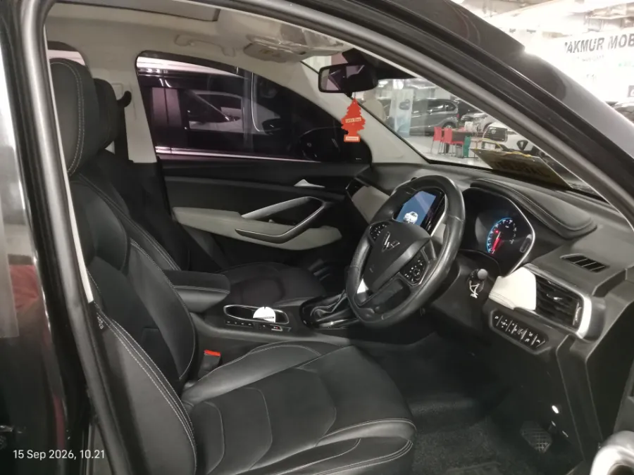 Foto Mobil Bekas Kabin Depan Wuling Almaz 1.5 L T Lux tahun 2021