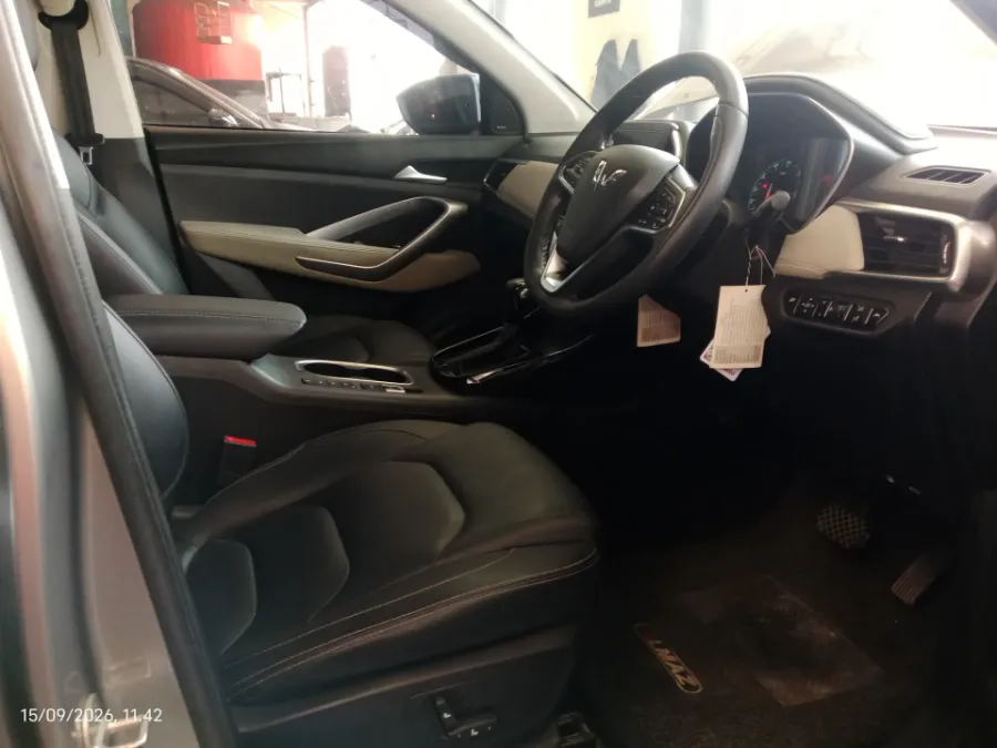 Foto Mobil Bekas Kabin Depan Wuling Almaz 1.5 L T Lux tahun 2021