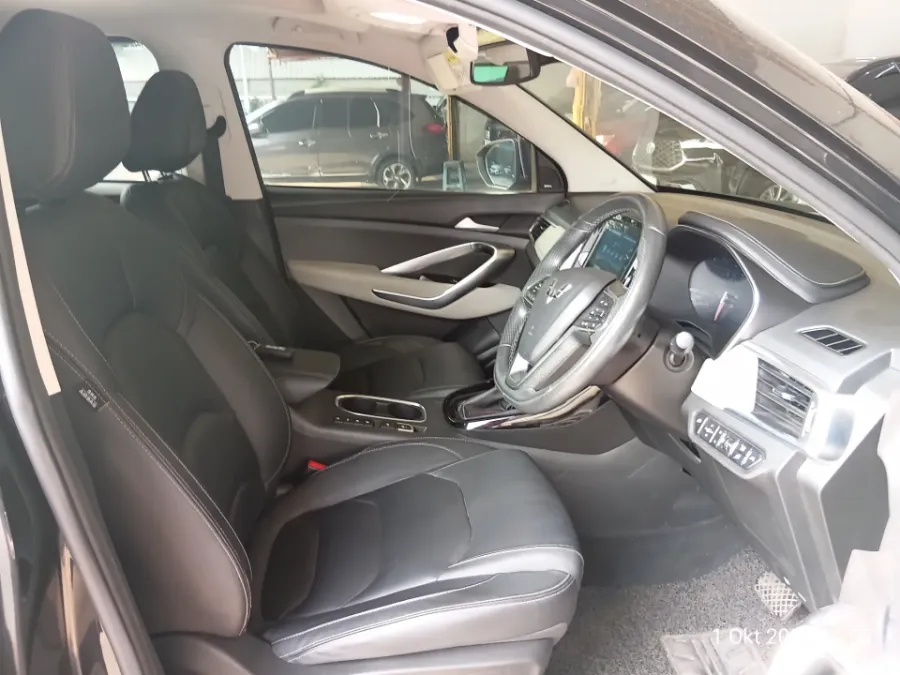 Foto Mobil Bekas Kabin Depan Wuling Almaz 1.5 L T Lux tahun 2021