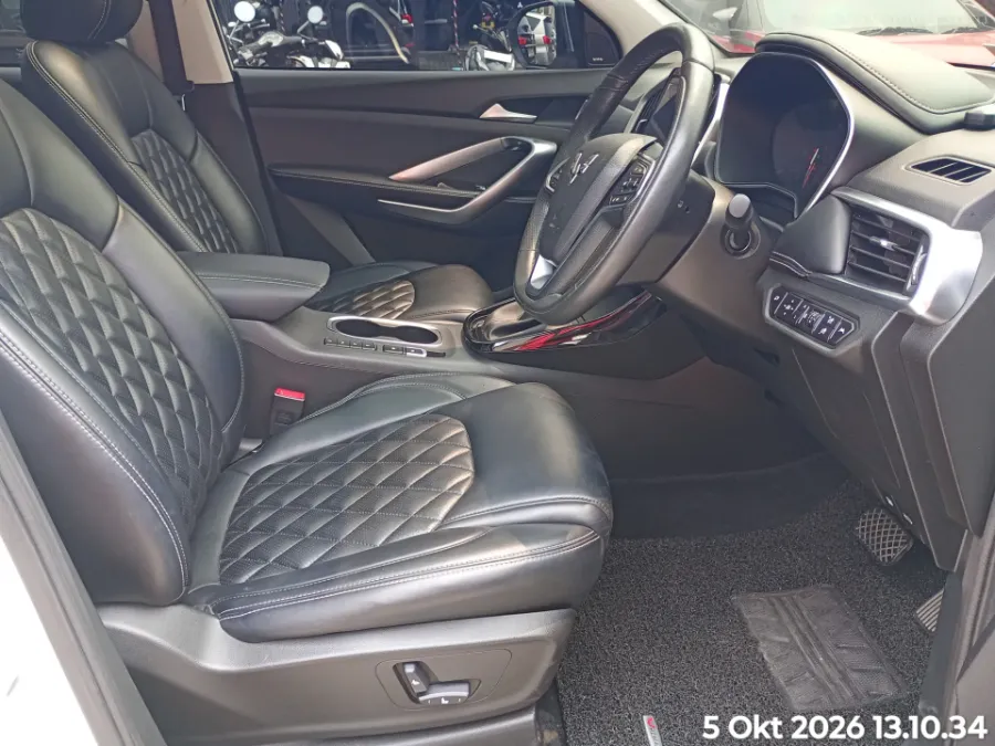 Foto Mobil Bekas Kabin Depan Wuling Almaz 1.5 L T Lux tahun 2021