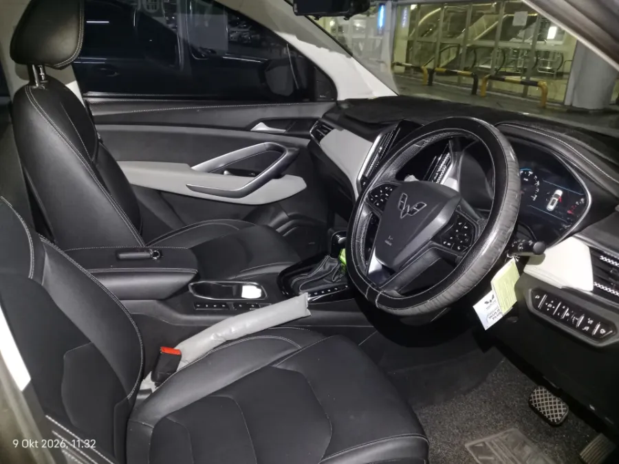 Foto Mobil Bekas Kabin Depan Wuling Almaz 1.5 L T Lux tahun 2021