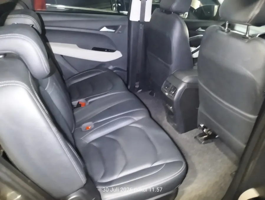 Foto Mobil Bekas Kabin Belakang Wuling Almaz 1.5 L T Lux tahun 2022